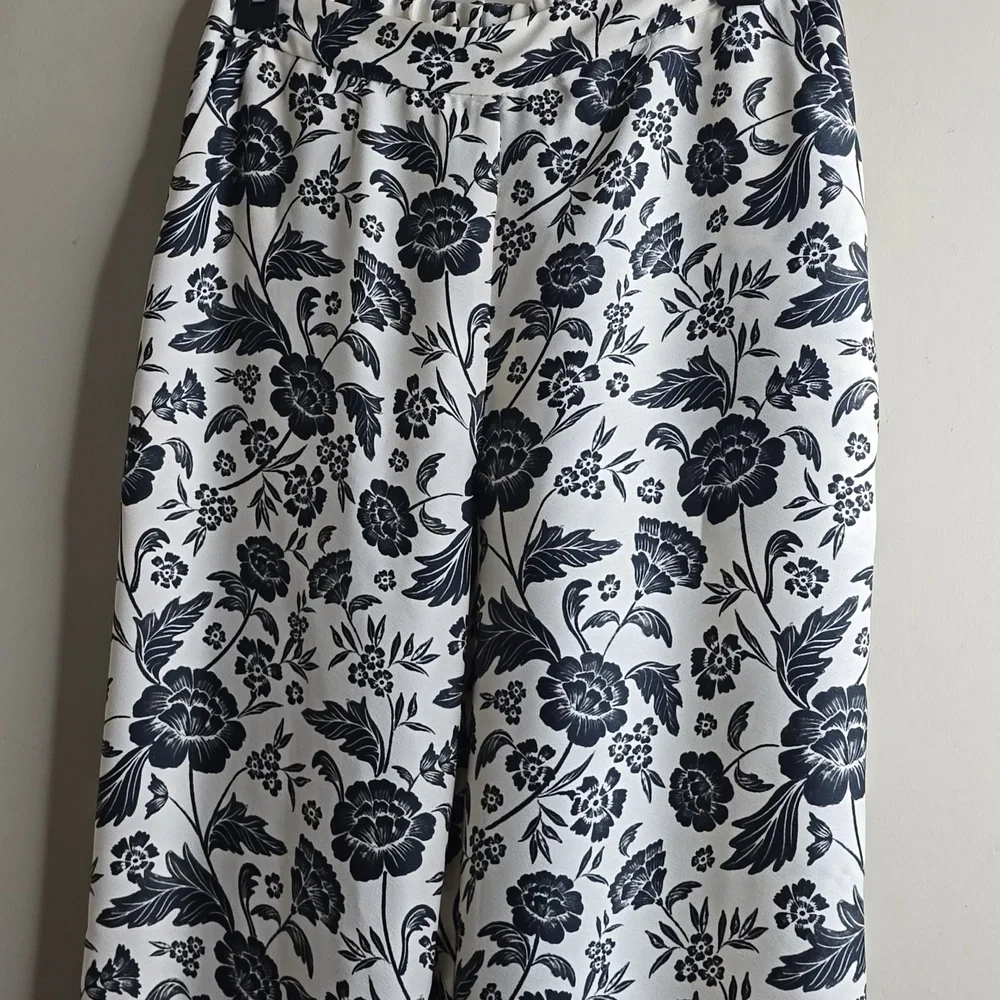 Alex Marie Amara Satin Crepe Black Floral Print High Waist Flat Front Pant Small - Picture 8 of 12
